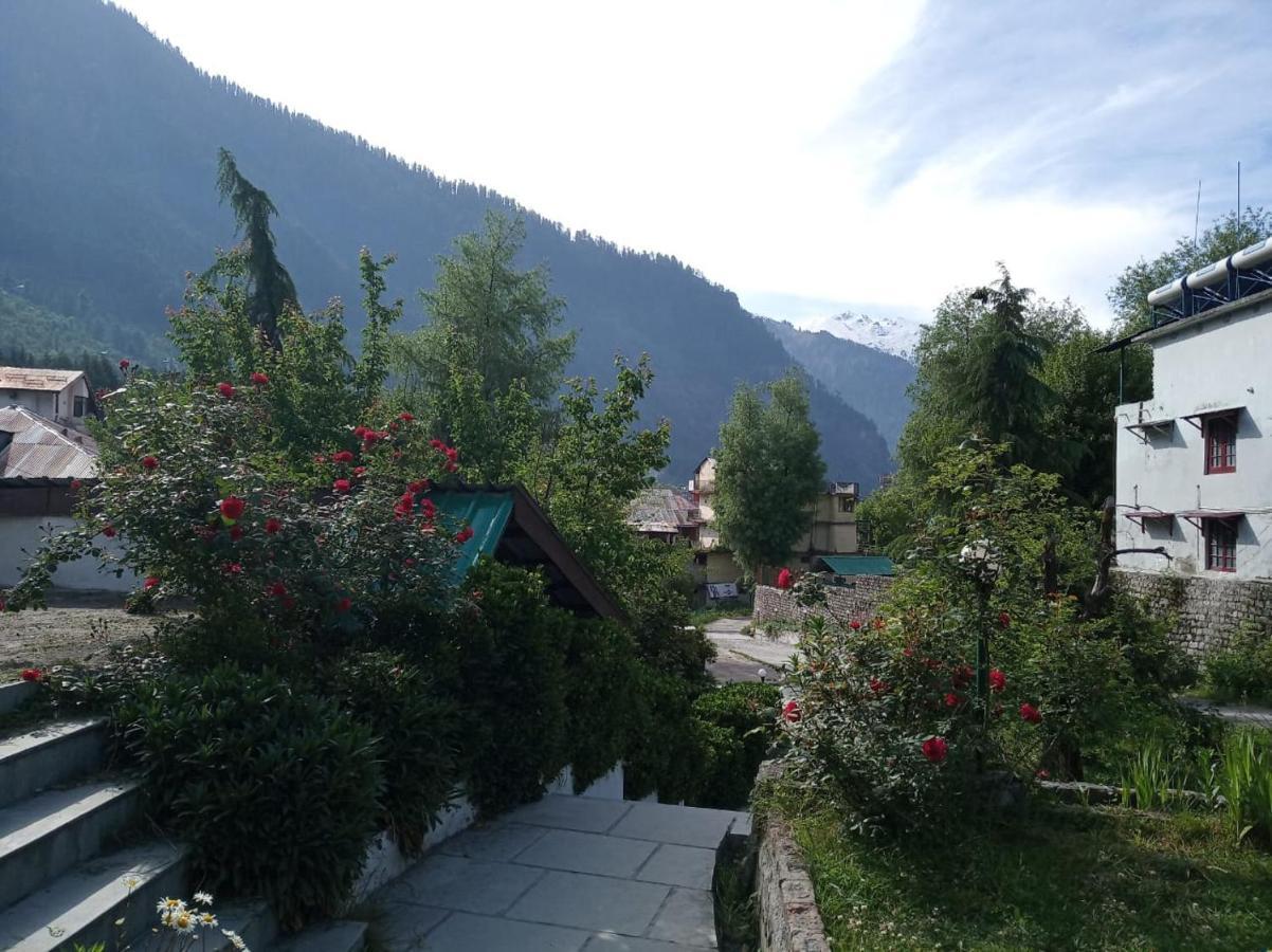Tourist Hotel 10 Minutes Walking Distance From The Mall Manāli Exteriör bild