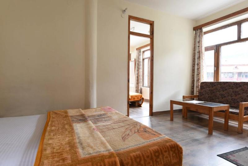 Tourist Hotel 10 Minutes Walking Distance From The Mall Manāli Exteriör bild