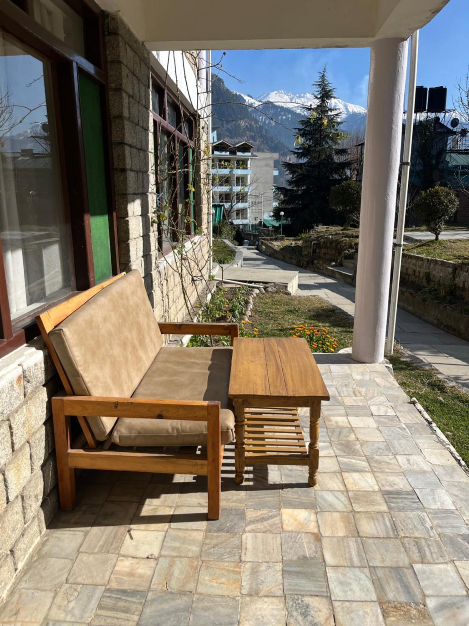 Tourist Hotel 10 Minutes Walking Distance From The Mall Manāli Exteriör bild
