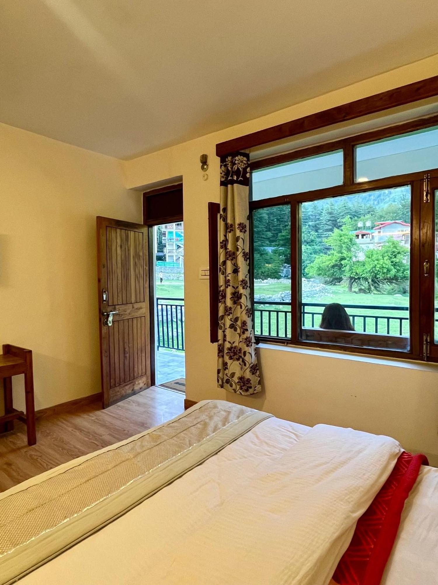 Tourist Hotel 10 Minutes Walking Distance From The Mall Manāli Exteriör bild