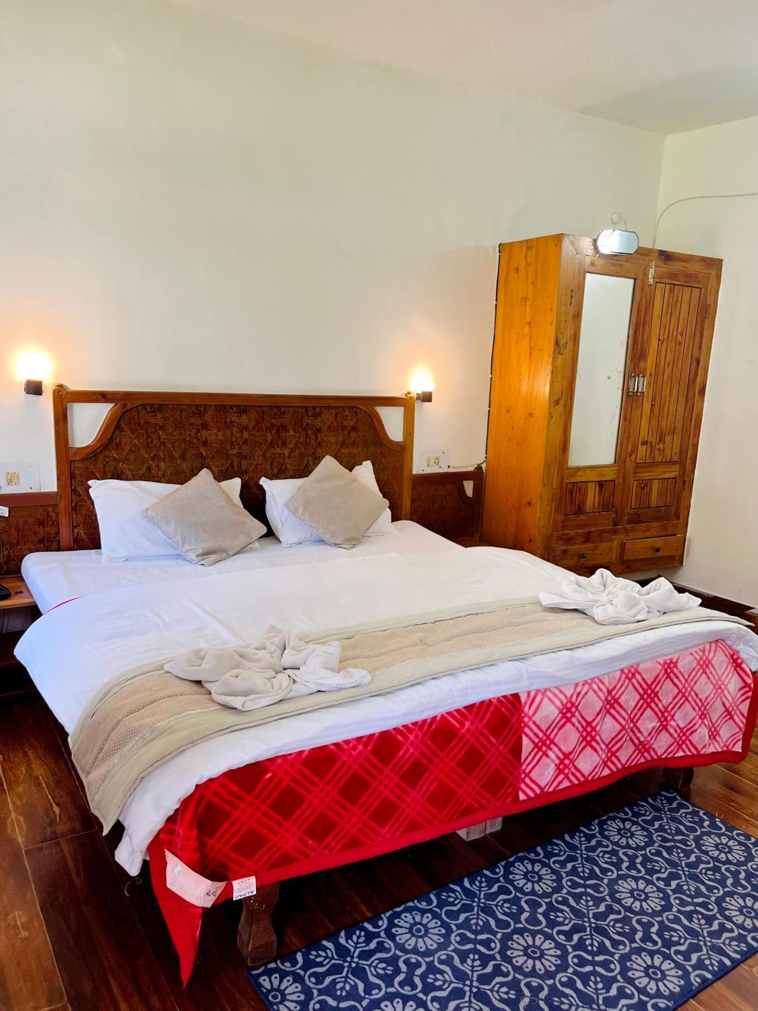 Tourist Hotel 10 Minutes Walking Distance From The Mall Manāli Exteriör bild