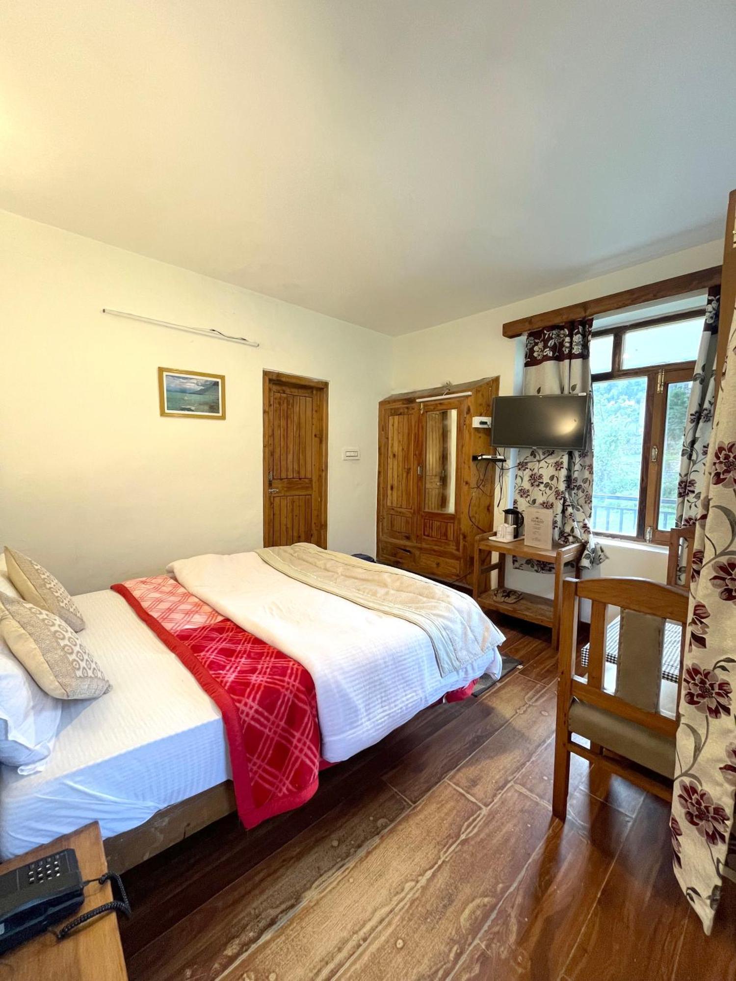 Tourist Hotel 10 Minutes Walking Distance From The Mall Manāli Exteriör bild