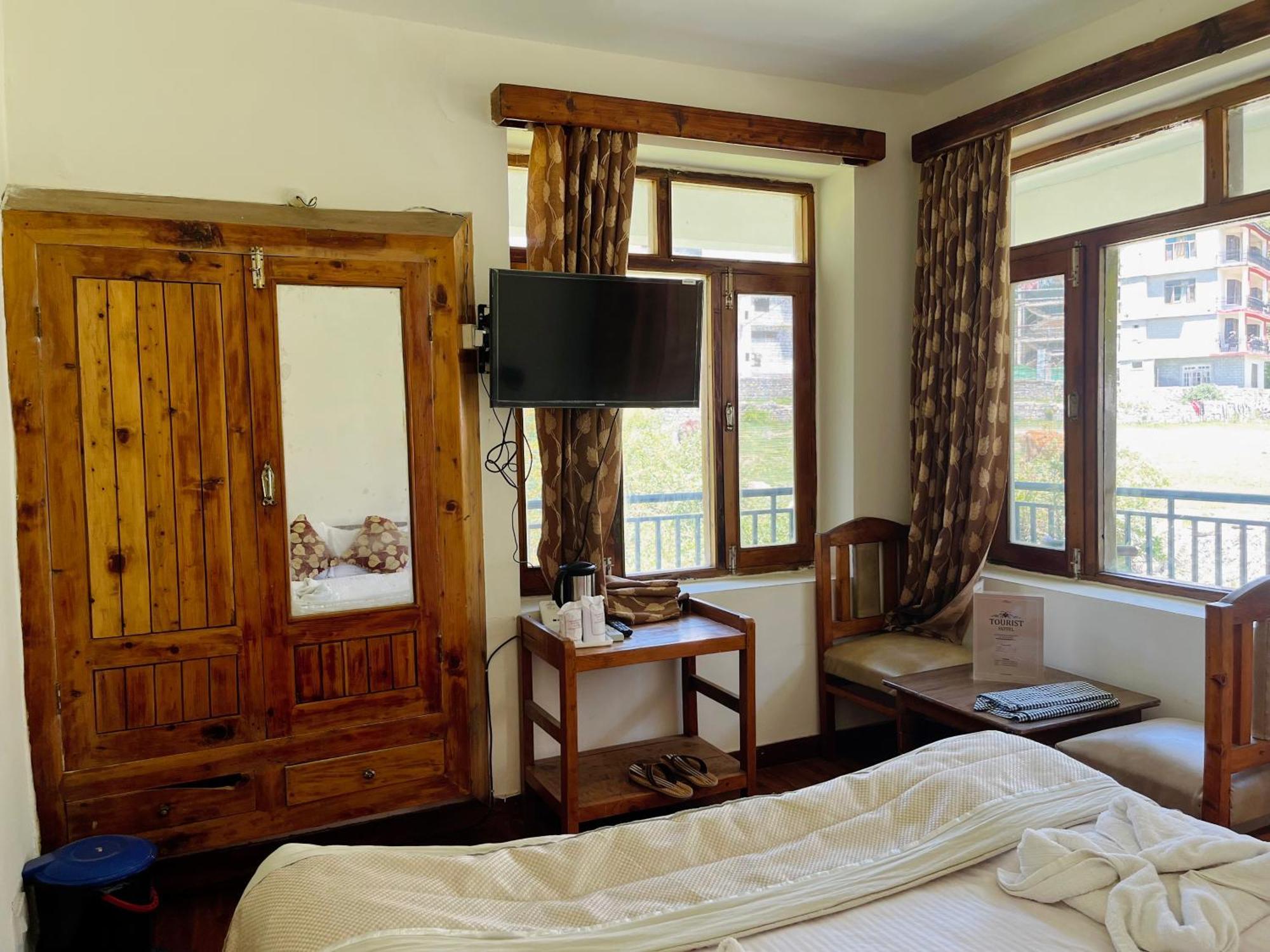 Tourist Hotel 10 Minutes Walking Distance From The Mall Manāli Exteriör bild