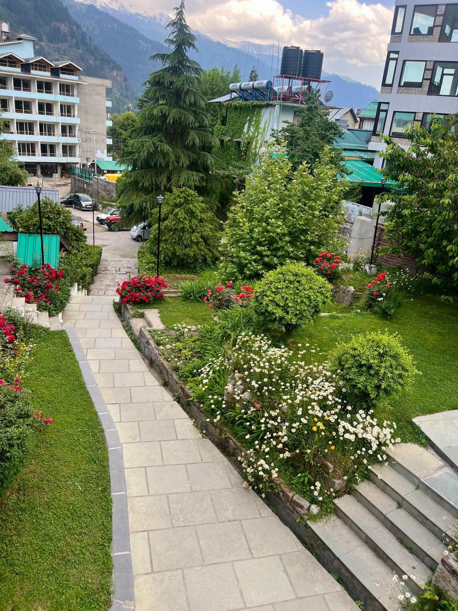 Tourist Hotel 10 Minutes Walking Distance From The Mall Manāli Exteriör bild