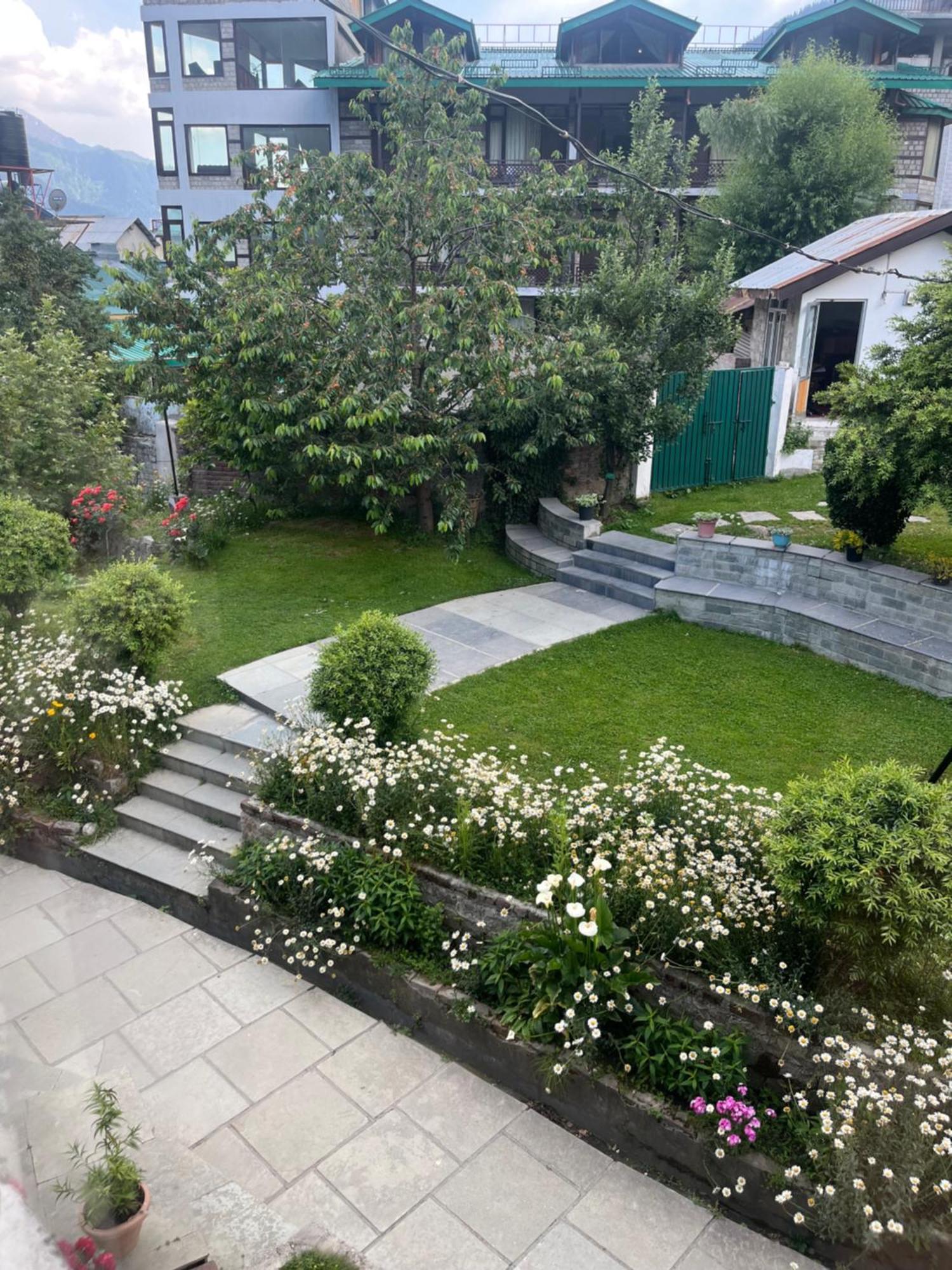Tourist Hotel 10 Minutes Walking Distance From The Mall Manāli Exteriör bild