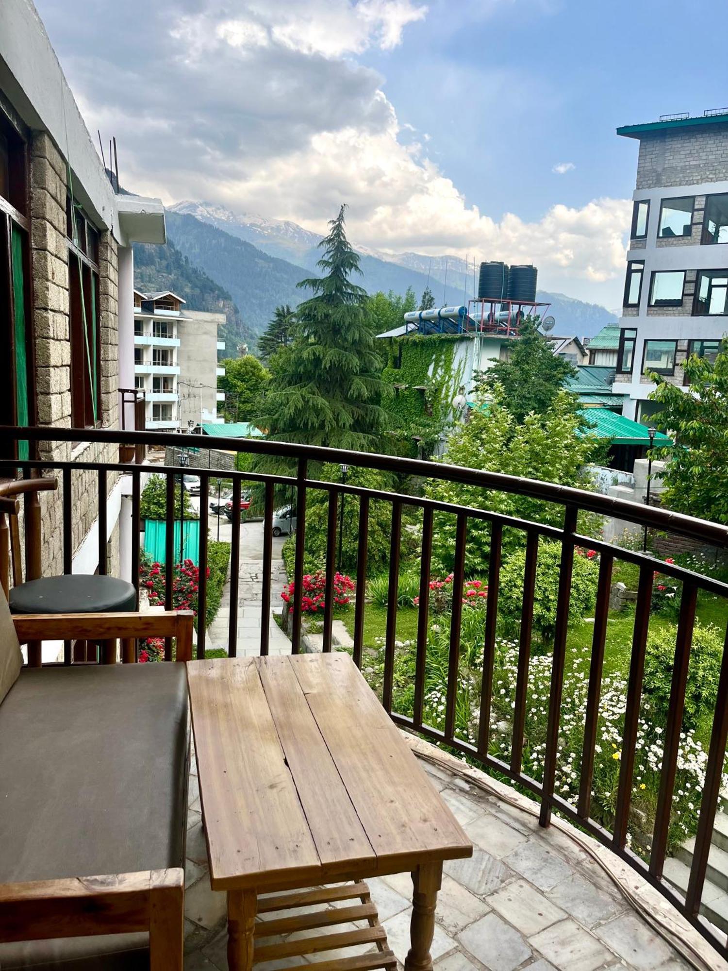 Tourist Hotel 10 Minutes Walking Distance From The Mall Manāli Exteriör bild