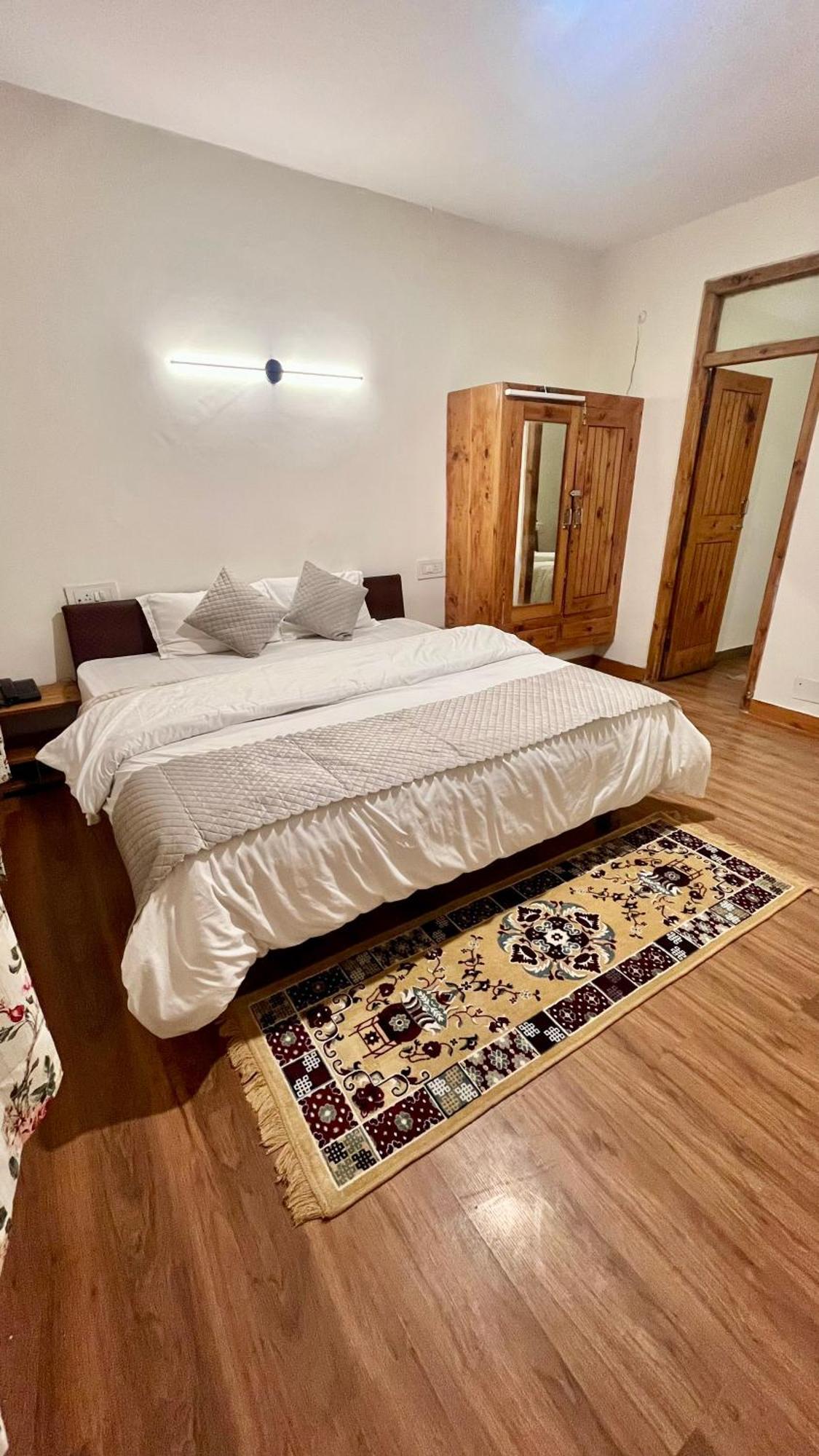 Tourist Hotel 10 Minutes Walking Distance From The Mall Manāli Exteriör bild