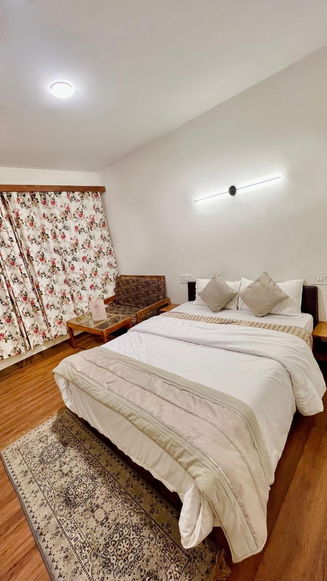 Tourist Hotel 10 Minutes Walking Distance From The Mall Manāli Exteriör bild
