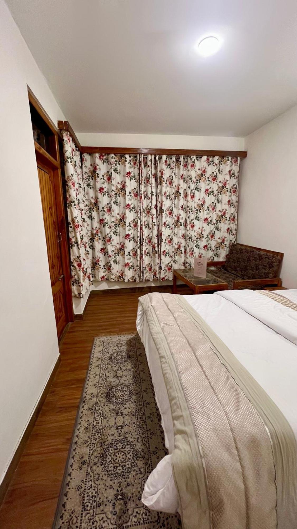 Tourist Hotel 10 Minutes Walking Distance From The Mall Manāli Exteriör bild