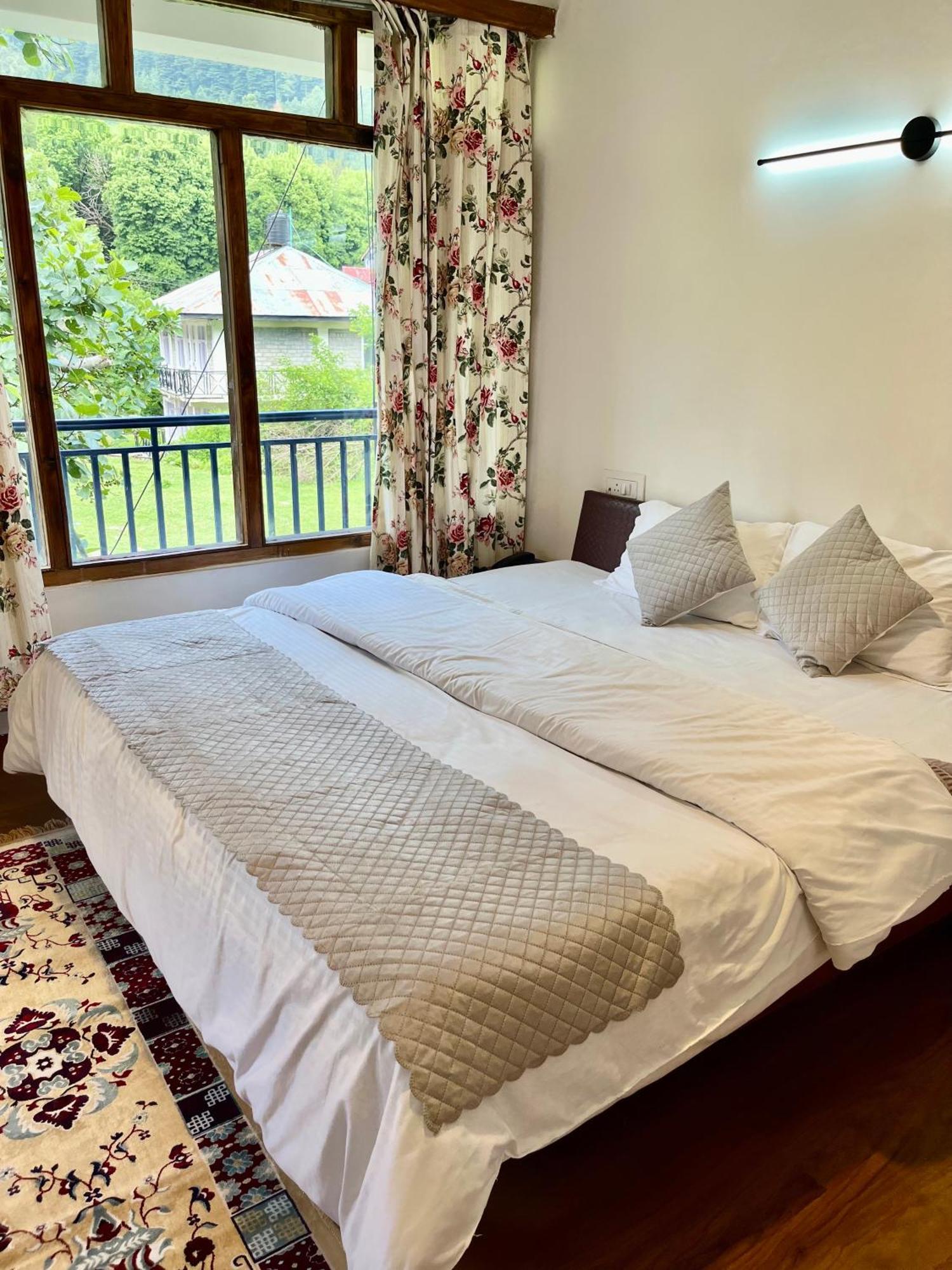 Tourist Hotel 10 Minutes Walking Distance From The Mall Manāli Exteriör bild