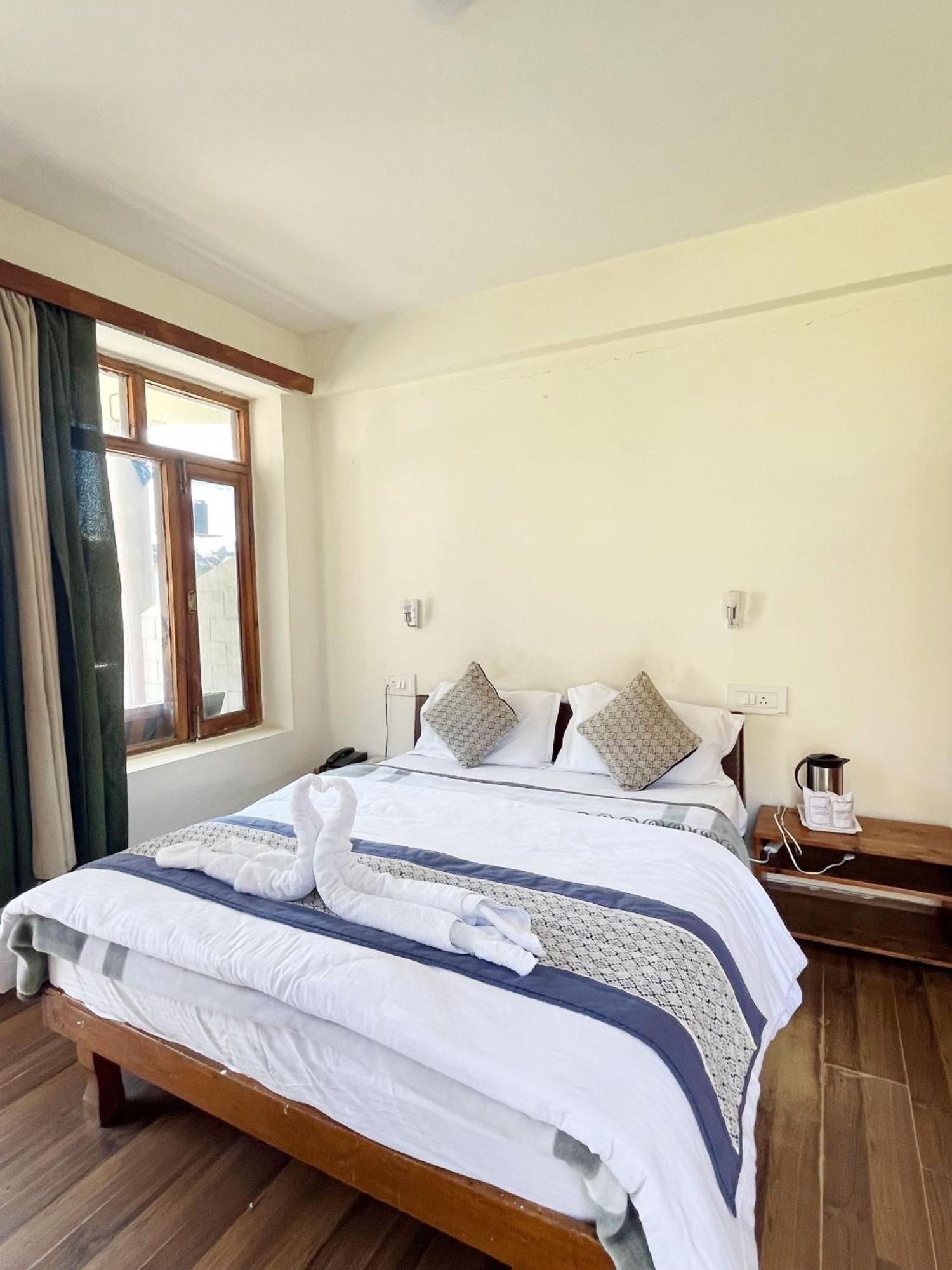 Tourist Hotel 10 Minutes Walking Distance From The Mall Manāli Exteriör bild