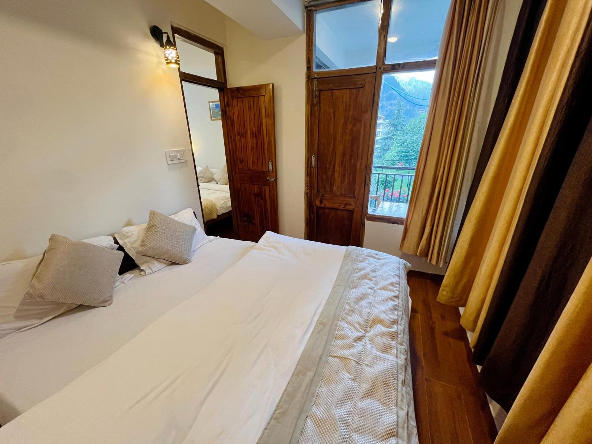 Tourist Hotel 10 Minutes Walking Distance From The Mall Manāli Exteriör bild