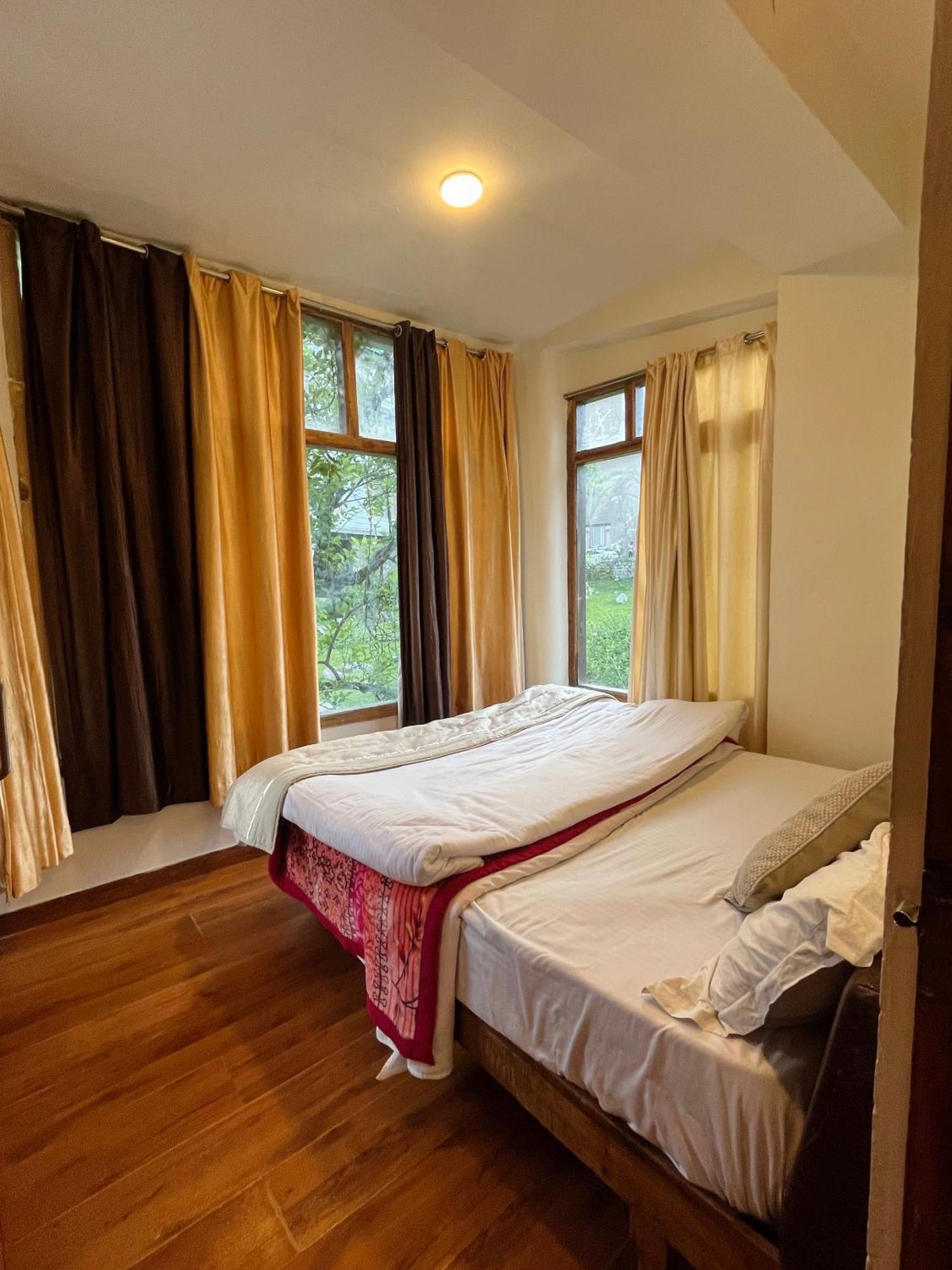 Tourist Hotel 10 Minutes Walking Distance From The Mall Manāli Exteriör bild