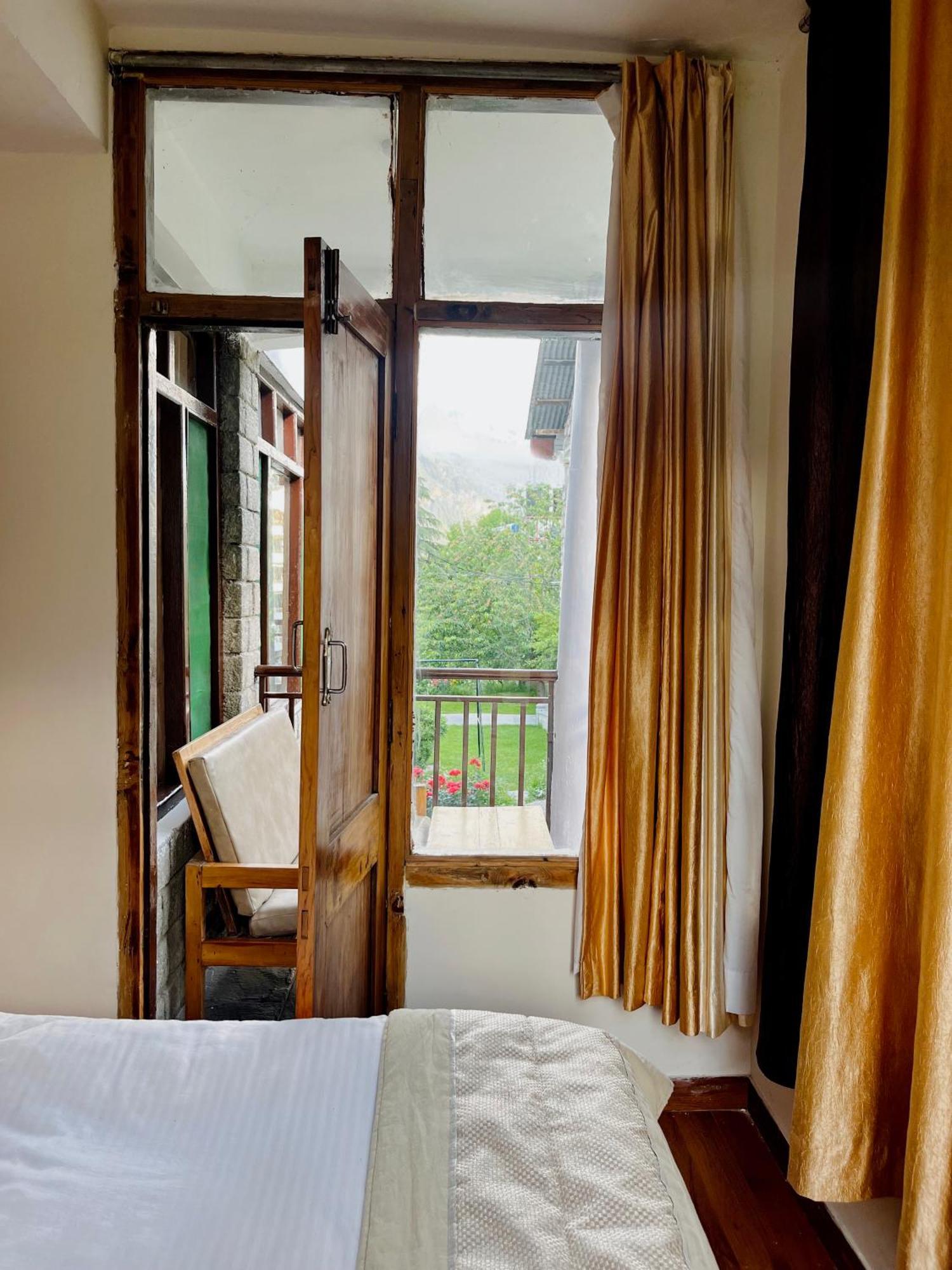 Tourist Hotel 10 Minutes Walking Distance From The Mall Manāli Exteriör bild