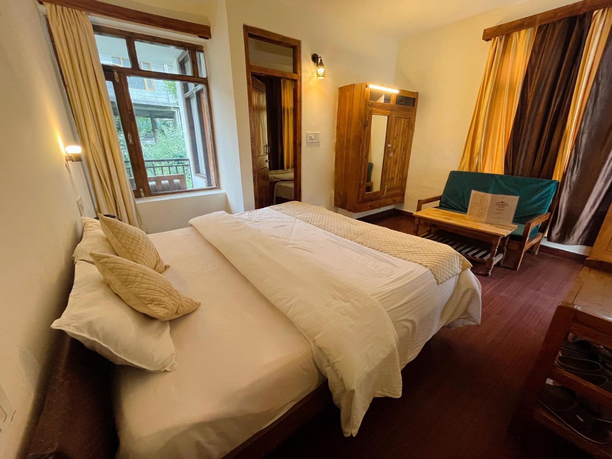 Tourist Hotel 10 Minutes Walking Distance From The Mall Manāli Exteriör bild