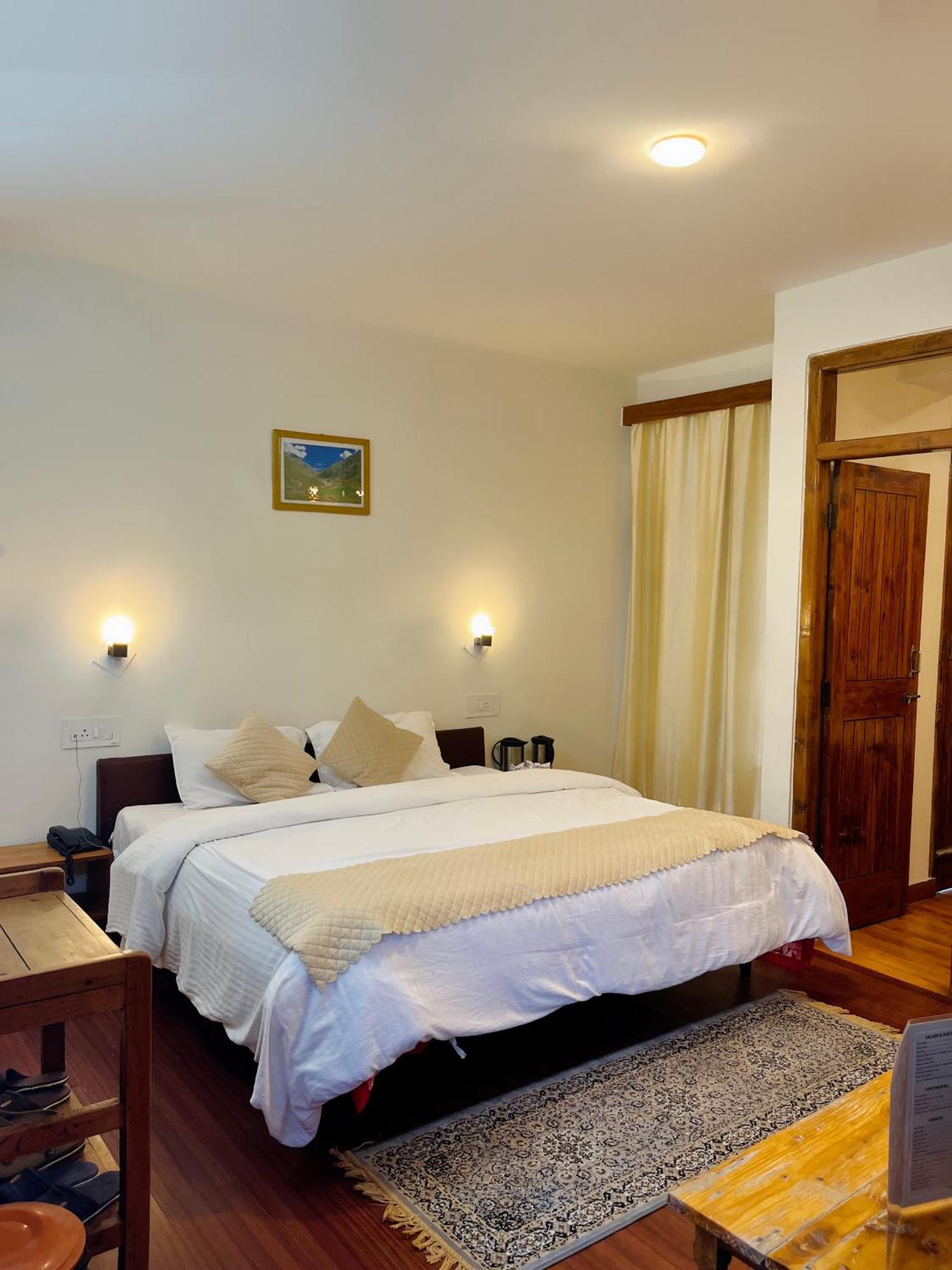 Tourist Hotel 10 Minutes Walking Distance From The Mall Manāli Exteriör bild