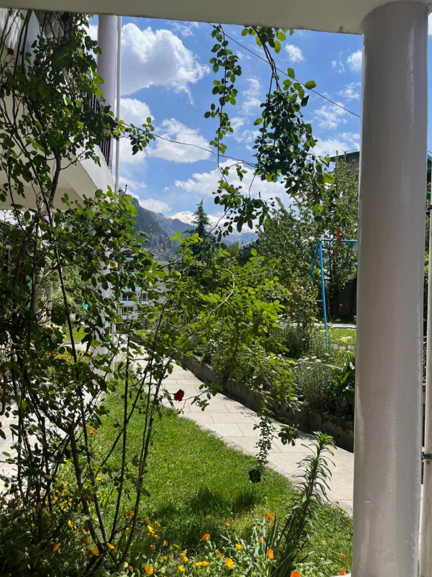Tourist Hotel 10 Minutes Walking Distance From The Mall Manāli Exteriör bild