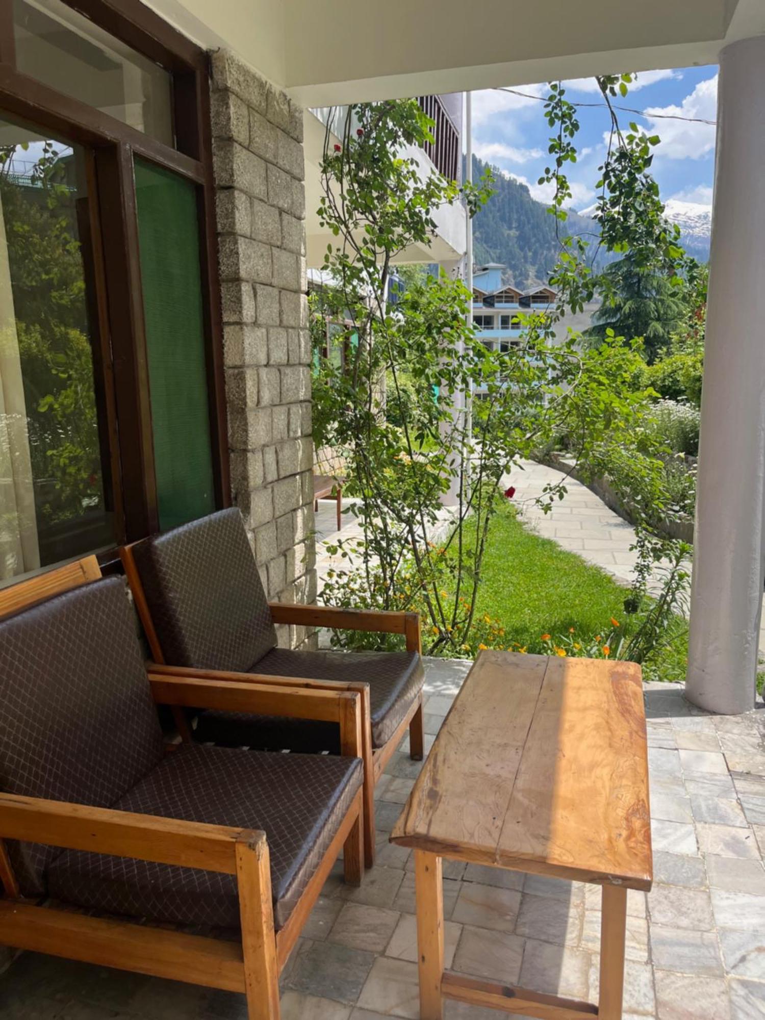Tourist Hotel 10 Minutes Walking Distance From The Mall Manāli Exteriör bild
