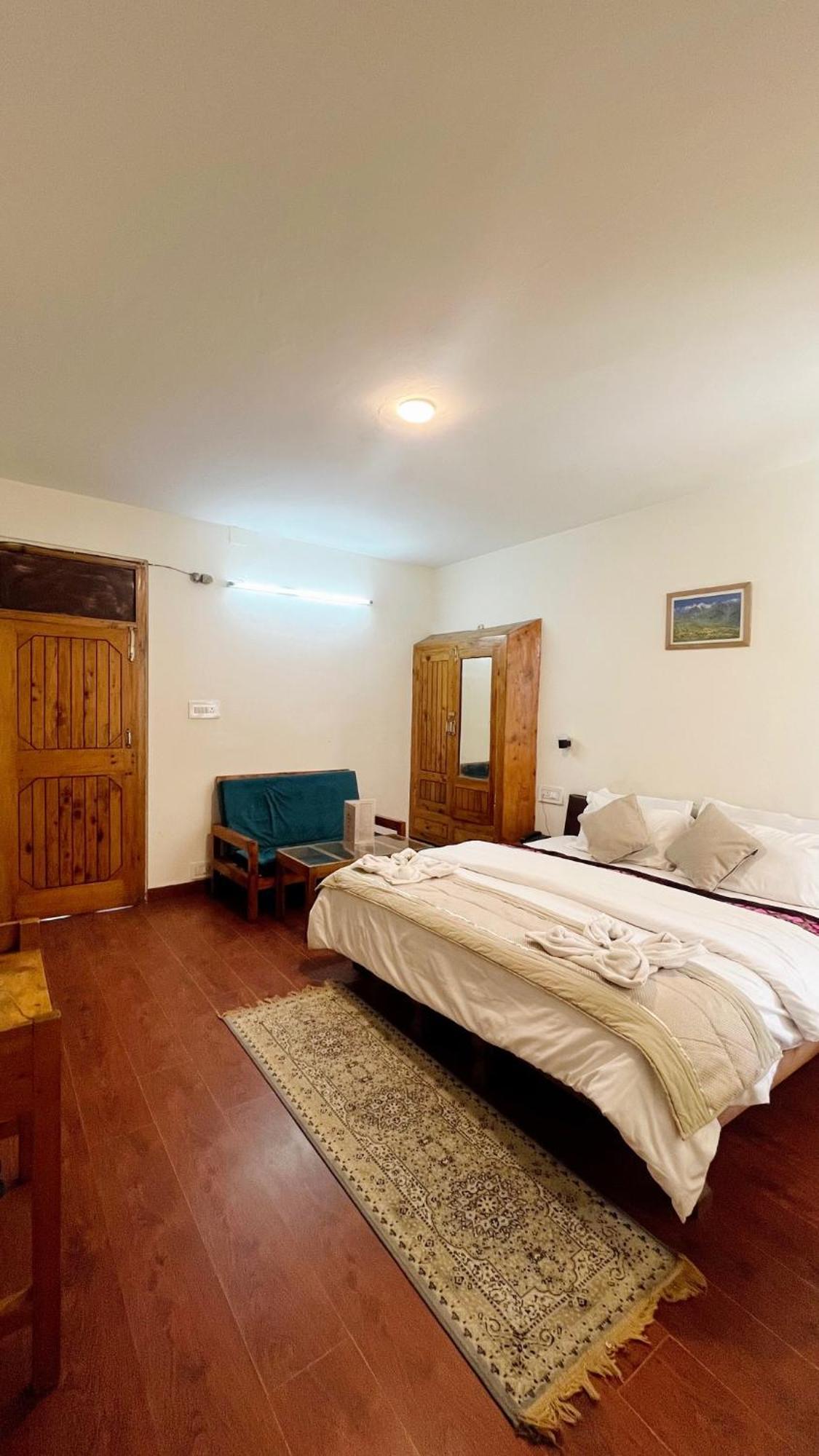 Tourist Hotel 10 Minutes Walking Distance From The Mall Manāli Exteriör bild