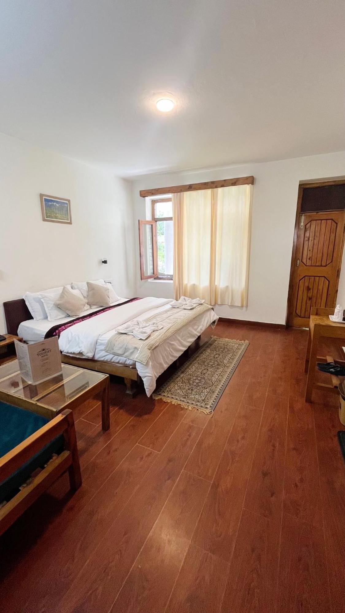 Tourist Hotel 10 Minutes Walking Distance From The Mall Manāli Exteriör bild