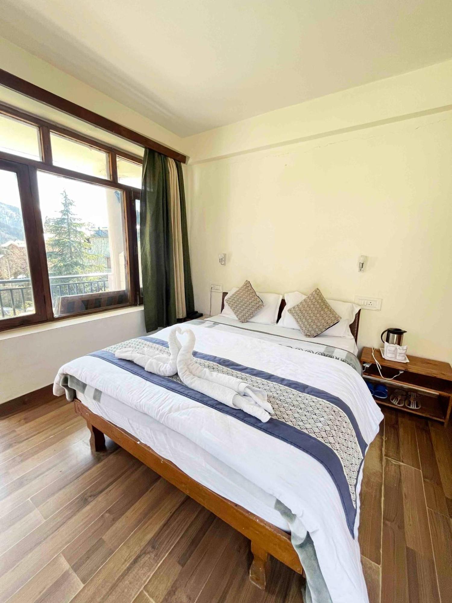 Tourist Hotel 10 Minutes Walking Distance From The Mall Manāli Exteriör bild