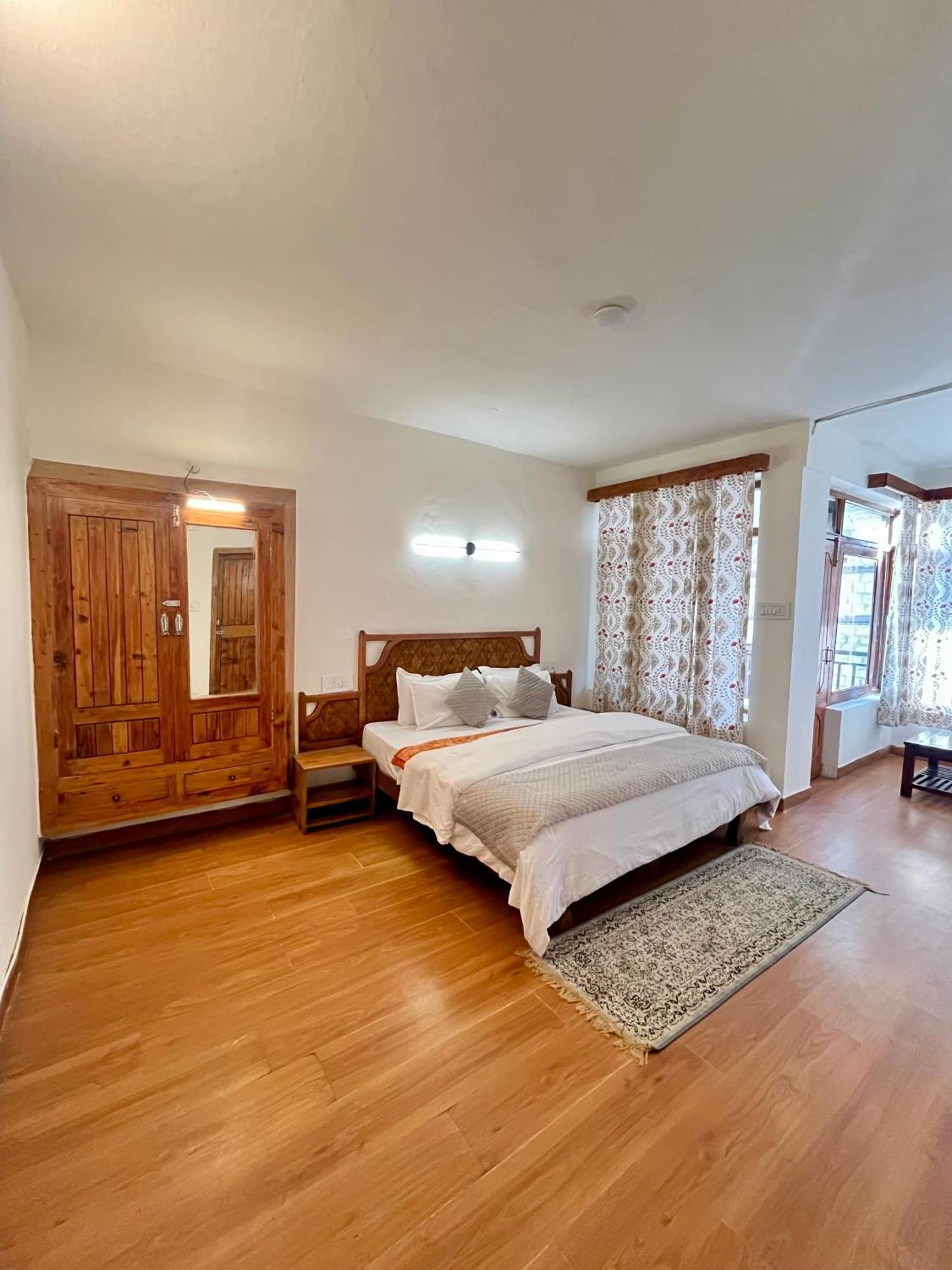 Tourist Hotel 10 Minutes Walking Distance From The Mall Manāli Exteriör bild