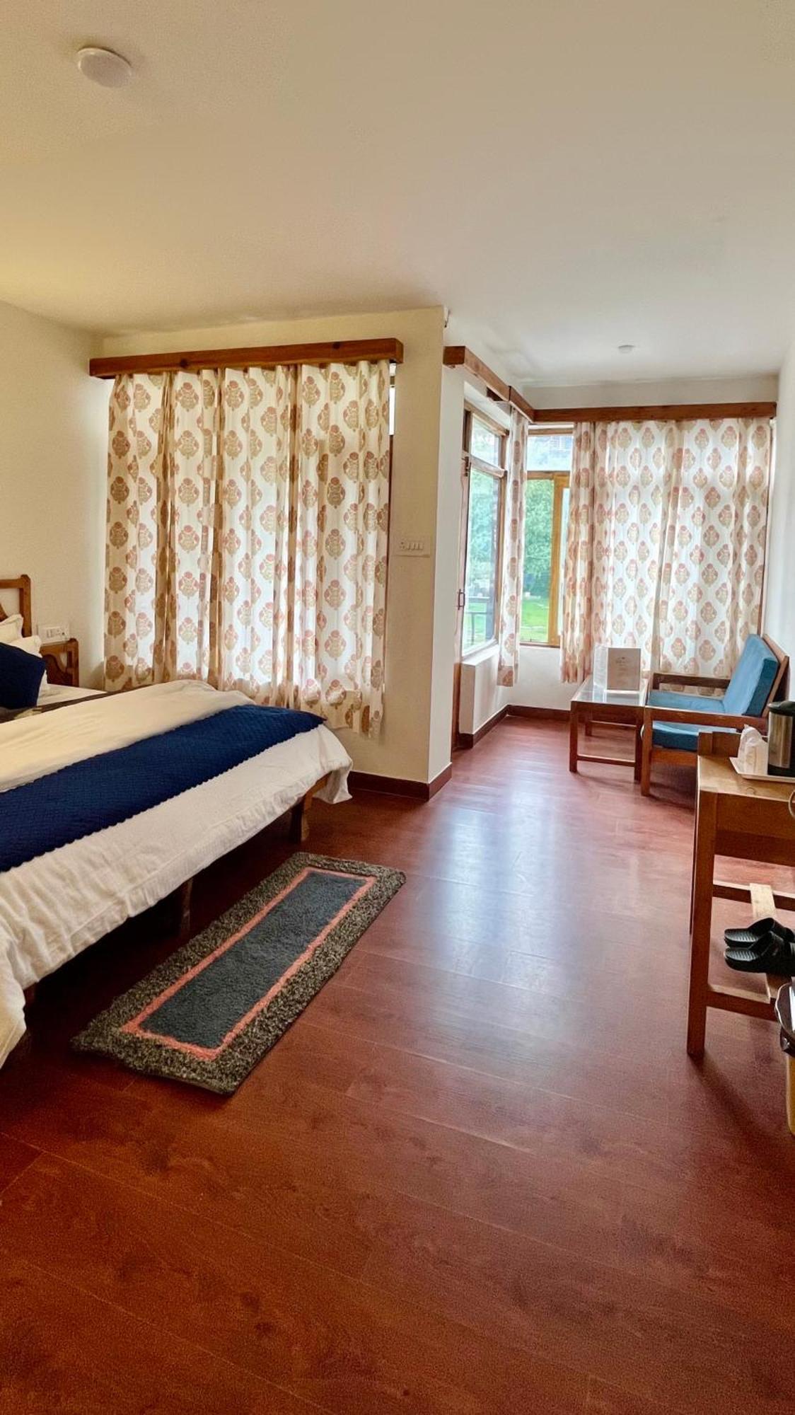 Tourist Hotel 10 Minutes Walking Distance From The Mall Manāli Exteriör bild