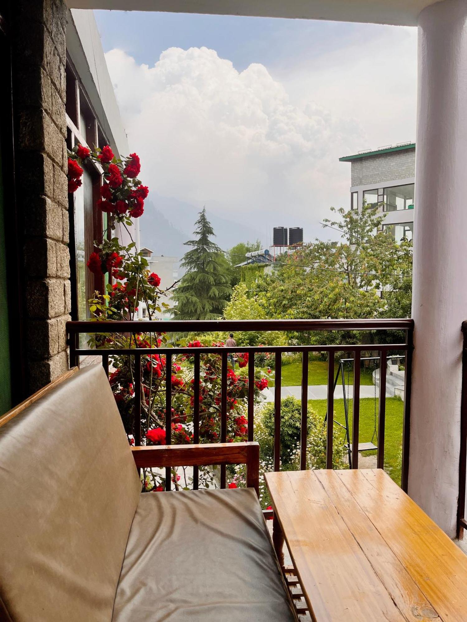 Tourist Hotel 10 Minutes Walking Distance From The Mall Manāli Exteriör bild