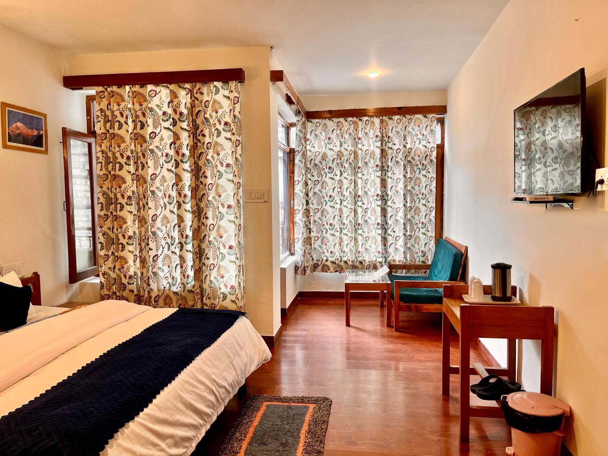 Tourist Hotel 10 Minutes Walking Distance From The Mall Manāli Exteriör bild