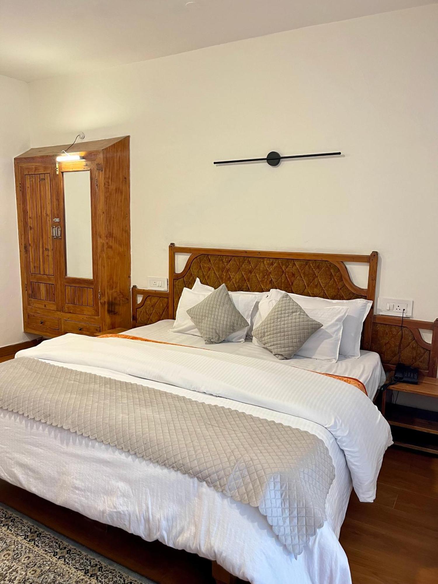 Tourist Hotel 10 Minutes Walking Distance From The Mall Manāli Exteriör bild