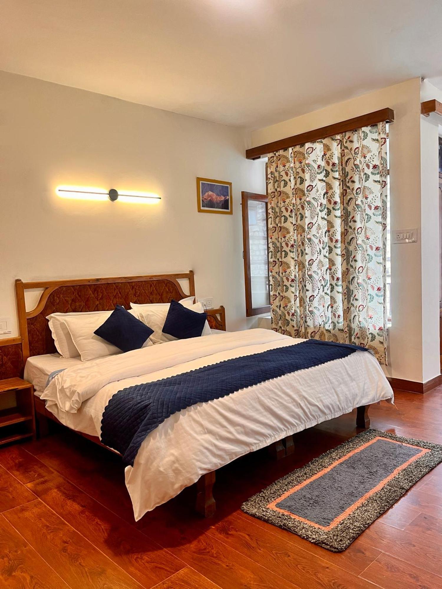 Tourist Hotel 10 Minutes Walking Distance From The Mall Manāli Exteriör bild