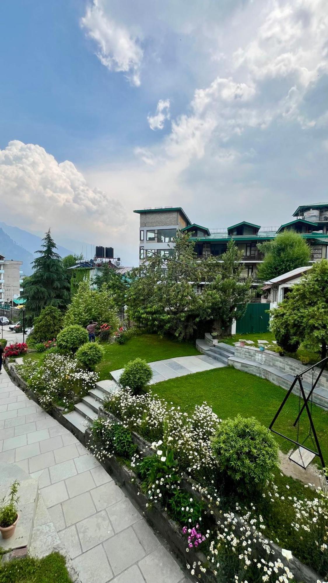 Tourist Hotel 10 Minutes Walking Distance From The Mall Manāli Exteriör bild