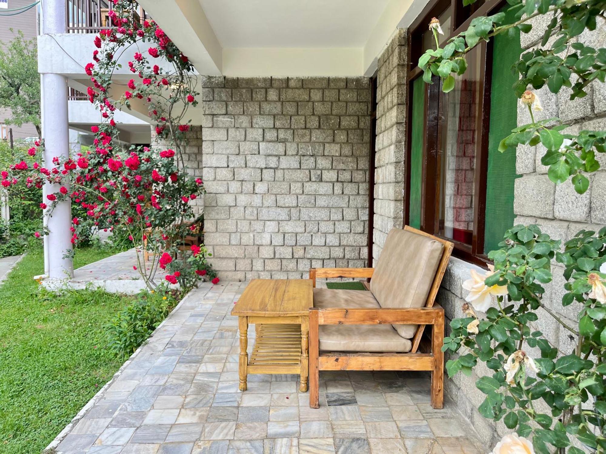 Tourist Hotel 10 Minutes Walking Distance From The Mall Manāli Exteriör bild