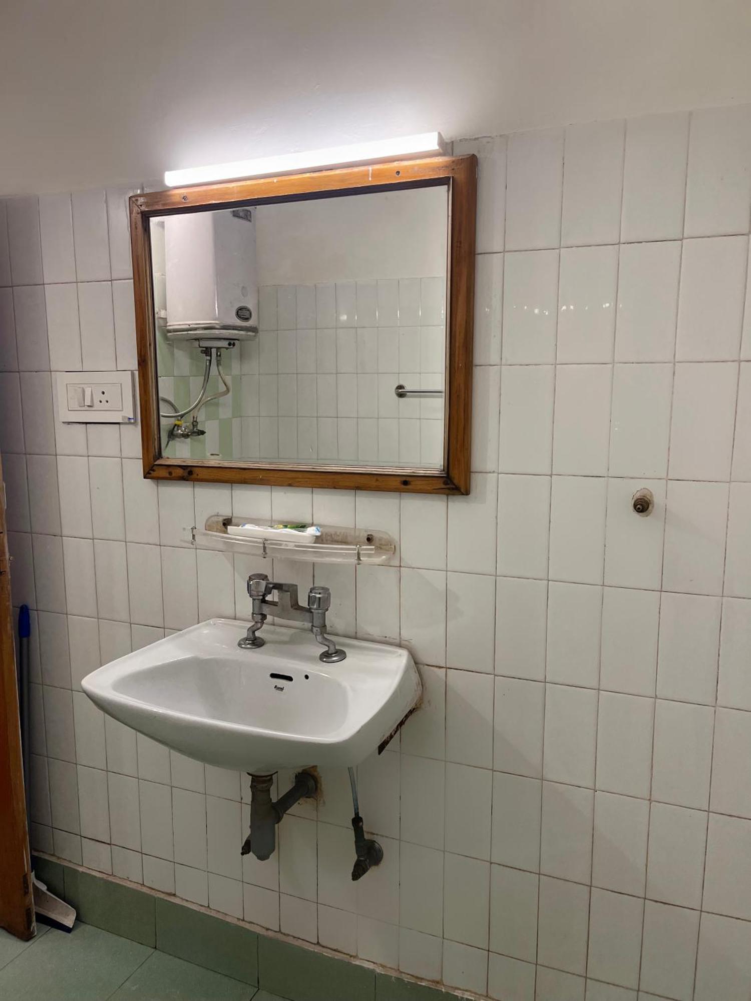 Tourist Hotel 10 Minutes Walking Distance From The Mall Manāli Exteriör bild